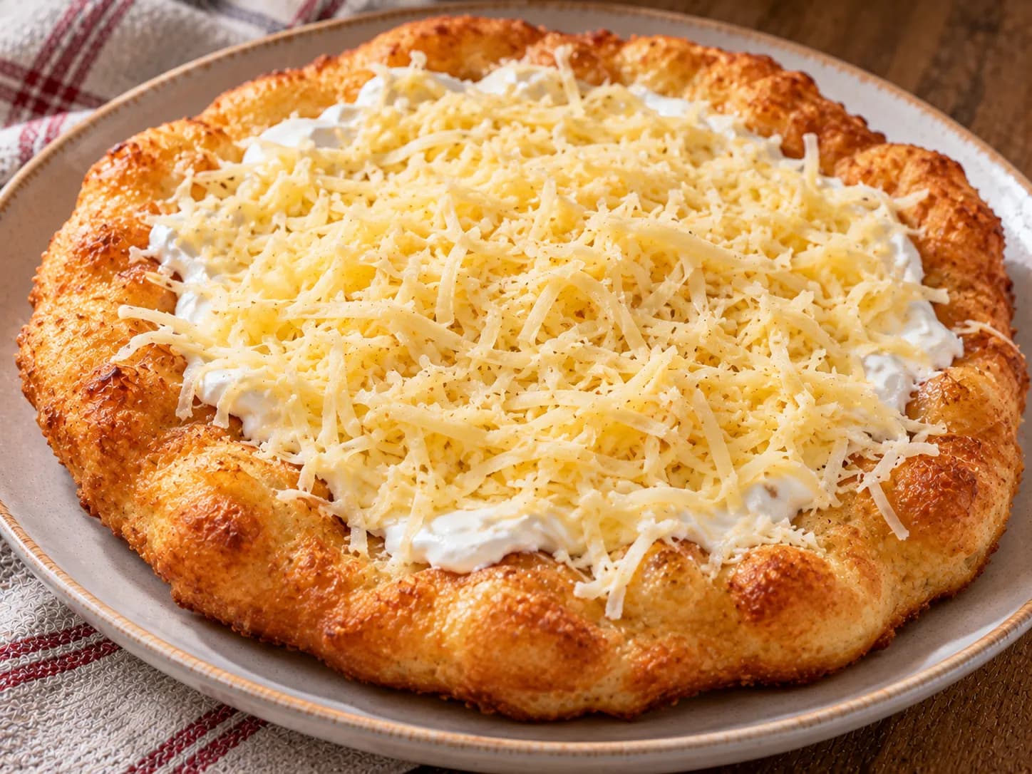Aranybarnára sült sajtos-tejfölös lángos fokhagymával